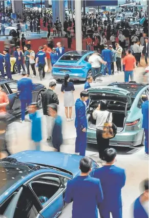  ?? ?? Exposición de marcas chinas en el Salón de Shanghái
Es el valor que mantiene el Volkswagen Golf gasolina con tres años de antigüedad, diez puntos por encima que su versión cero emisiones.