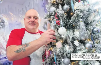  ?? PICTURES: MARK LEWIS ?? Carl Jones has decorated his house with tin foil for Christmas