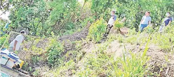  ??  ?? Chong (second left), Taren Sunil (left) and team inspecting the erosion-prone slope at Taman Grandview.