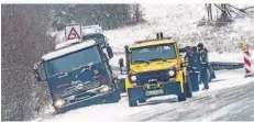  ?? FOTO: ROLF RUPPENTHAL ?? Nach dem Eis kam der Schnee: Hier war ein Autotransp­orter im Bereich der Gemeinde Überherrn in den Graben gerutscht.