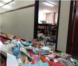  ?? Pedro Marconi ?? Invasores destruíram material escolar, brinquedos e livros da escola municipal São Fernando, de Rolândia