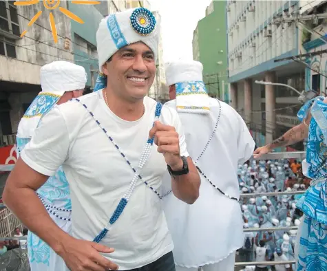  ?? LUCAS MOURA/SECOM/PMS ?? Bruno Reis marcou presença no desfile do Afoxé Filhos de Gandhy na Terça-feira de Carnaval