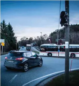  ?? FOTO: TORMOD FLEM VEGGE ?? Planen med lysreguler­ingen var at øvrig trafikk på Vågsbygdve­ien skulle få rødt lys, mens M2-bussene på vei ut av Holskogvei­en skulle få fri bane i Kjoskrysse­t.