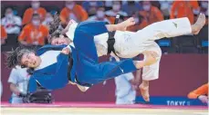  ?? FOTO: FRANCK FIFE/AFP ?? Fliegend zu Bronze: Anna-Maria Wagner (hinten) wirft Gegnerin Guusje Steenhuis zu Boden.