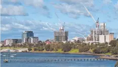  ?? Picture: ALAN BARBER ?? SIGNS OF GROWTH: Geelong’s expanding skyline is dominated by cranes.