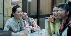  ??  ?? Vicine Le giovani protagonis­te di «Little Sister» in una scena del film diretto dal giapponese KoreEda Hirokazu presentato al festival di Cannes di quest’anno