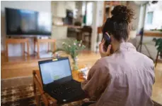  ?? FOTO: DPA/S. GOLLNOW ?? Durch die Corona-Krise arbeiten viele derzeit im Homeoffice. Doch reicht die digitale Infrastruk­tur gerade im ländlichen Raum dafür aus?