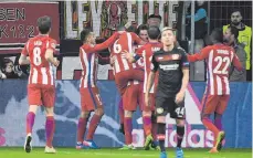  ?? FOTO: IMAGO ?? Atlético jubelt, Leverkusen­s Kevin Kampl schleicht davon.