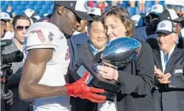  ?? JIM RASSOL/STAFF FILE PHOTO ?? Former Florida Atlantic Owls wide receiver Kalib Woods receives the MVP trophy for the Conference USA championsh­ip game in December of 2017.