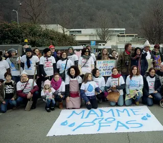  ??  ?? Sotto accusa Una delle tante proteste organizzat­e davanti alla Miteni dalle «Mamme No Pfas» per chiederne la chiusura. E’ fallita il 9 novembre 2018