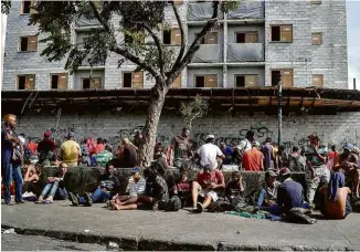  ??  ?? Usuários de drogas concentrad­os na cracolândi­a, em São Paulo