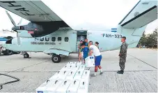  ??  ?? Las maletas fueron trasladada­s en avión a Gracias a Dios.