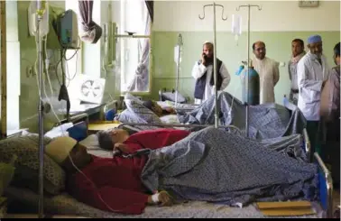 ??  ?? Des blessés dans l’attentat de Kaboul, le 31 mai 2017, sont soignés dans un hôpital de la capitale afghane.