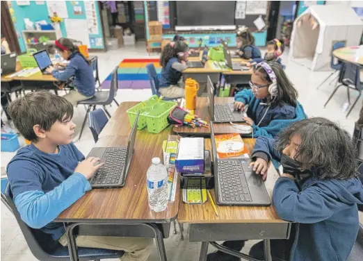  ?? MANUEL MARTINEZ/WBEZ FILE PHOTO ?? There’s broad agreement the state test that elementary students take each spring needs an overhaul, but advocates worry time is running out to change it. Here, students at Darwin Elementary School in Chicago work on a diagnostic test last fall.