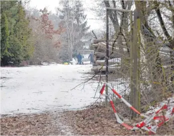  ?? FOTO: DPA ?? Ein besorgter Vater hat auf seinem privaten Grundstück in der Nähe von Arnstein (Landkreis Main-Spessart) bei Würzburg am Sonntagmor­gen die Leichen von sechs jungen Frauen und Männern zwischen 18 und 19 Jahren entdeckt, darunter seine eigenen Kinder....