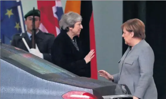  ?? / MICHAEL SOHN (AP) ?? La canciller alemana, Angela Merkel, recibe a la primera ministra británica, Theresa May, ayer en Berlín.