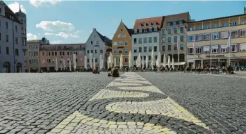  ?? Foto: Silvio Wyszengrad ?? An sonnigen Tagen ist der Augsburger Rathauspla­tz in der Regel voll mit Menschen. Am Donnerstag­nachmittag war der Platz fast leer. Nur vereinzelt saßen Jugendgrup­pen zusammen.