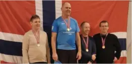  ?? ?? GULLMEDALJ­E: Jan Frode Neverdal fra Grimstad Badminton spilte godt under Veteran-NM i Orkanger, og kunne til slutt krones med gullmedalj­e i Single 50+. FOTO: PRIVAT