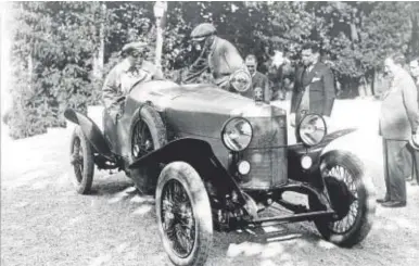  ?? // ABC ?? Benito Mussolini prueba un automóvil Alfa Romeo