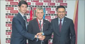  ?? FOTO: PERE PUNTÍ ?? Almuerzo con Villar Alfonso Fernández de Trocóniz, presidente del Alavés, y su homólogo azulgrana, Josep Maria Bartomeu, flanquean al máximo mandatario de la RFEF, antes de la comida oficial de la final de la Copa del Rey