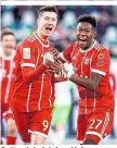  ??  ?? Später Jubel: Joker Alaba gratuliert Joker Lewandowsk­i