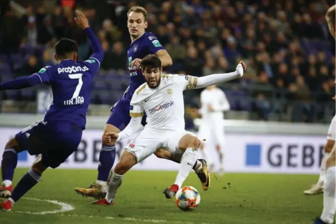  ?? © photo news ?? Genks balvirtuoo­s Alejandro Pozuelo omspeelt Anderlecht­spelers Najar (7) en Makarenko.