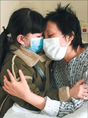  ?? PROVIDED TO CHINA DAILY ?? Ba Lili and her daughter, Xiao Huixuan, comfort each other at a ward in Peking University People’s Hospital in Beijing last month.