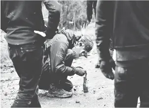  ?? — Gambar AFP ?? BERDEGIL: Seorang anarkis membuat bom petrol ketika dihampiri anggota polis yang cuba membersihk­an kawasan tersebut daripada penunjuk perasaan yang memprotes pembinaan lapangan terbang baharu di Notre-Dame-des-Landes, semalam.