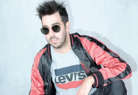  ??  ?? Sul podio Dj Matrix, vicentino di Schio, terzo negli album più venduti con il suo «Musica da Giostra»