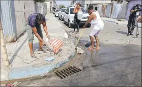  ?? Foto: Cortesía ?? Moradores limpiaban el lugar donde cayó abatido Jefferson Angulo Caicedo.