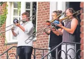  ?? FOTO: HERMANN ?? Die Musiker spielten in Ensembles vor dem Schloss.