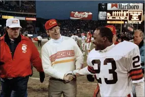  ?? ASSOCIATED PRESS FILE ?? Marty Schottenhe­imer — shown greeting former Browns defensive back Mark Harper — and the Chiefs played the Browns to a 10-10 tie on Nov. 19, 1989.
