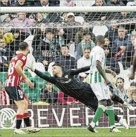  ?? FOTO: EFE ?? Batido
Unai Simón no puede imperdir que el balón lanzado por Johnny acabe en el fondo de su portería