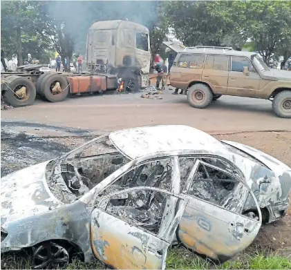  ?? DPA ?? Daños. Los vehículos quemados por los asaltantes para despistar a los policías paraguayos.