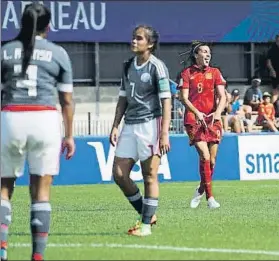  ?? FOTO: TWITTER ?? Patri Guijarro, la goleadora, celebrando el cuarto tanto de la Rojita, su tercero