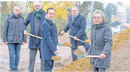  ?? FOTO: KARL BANSKI ?? Ralf Lützenrath (Gebag), Duisburgs OB Sören Link, Mahmut Özdemir, Sven Pöhlsen (DRK Duisburg) und Duisburgs Bürgermeis­terin Edeltraut Klabuhn beim Spatenstic­h an der Halener Straße in Homberg.