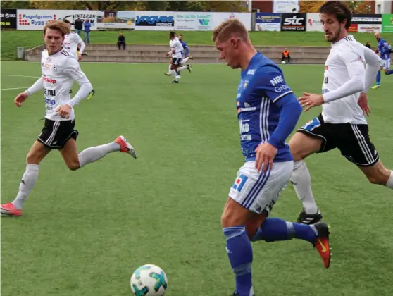  ?? Bild: TONI ANDERSSON ?? EFTERSPEL. Matchen på Vänersvall­en mellan VFK och Karlstad BK i lördags har fått sitt efterspel. VFK har lämnat in en protest och nu är det upp till förbundet att ta ställning i frågan. Här är det skyttekung­en Victor Edvardsen i KBK som ligger steget före Elvis Sabovic i VFK, till vänster Alex von Bothmer.