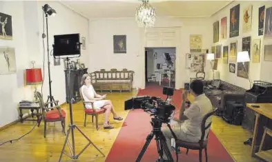  ?? ?? Miguel Lobera entrevista­ndo a la bailarina Arancha Baselga para el documental.