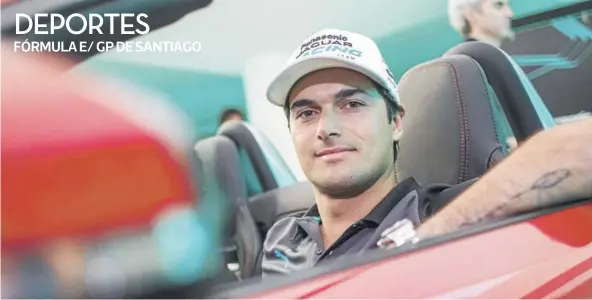  ??  ?? ► Piquet Jr. posa para La Tercera a bordo de un auto en la presentaci­ón oficial de Jaguar celebrada ayer.