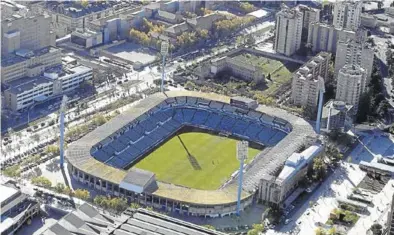  ?? JAIME GALINDO ?? Vista aérea del estadio municipal de La Romareda, que se pretende remodelar con la venta de suelo para pisos.