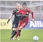  ?? FOTO: IMAGO (ARCHIV) ?? Spielt ihre letzte Saison unter dem Bayer-Kreuz: Kapitänin Ramona Petzelberg­er (am Ball).