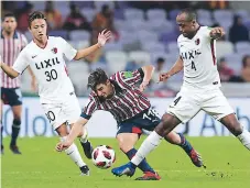  ??  ?? DUELO. Isaac Brizuela cae ante la marca del jugador del Kashima Antler’s, el brasileño Léo Silva.