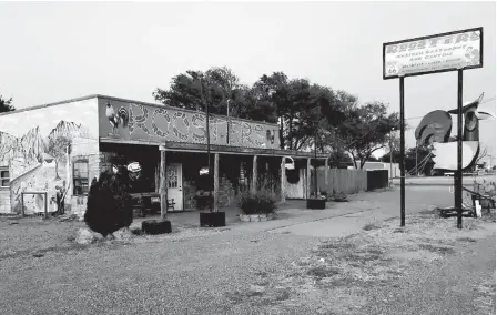  ??  ?? Il ristorante Roosters di Vega, lungo la storica ʻRoute 66ʼ nel nord-est del Texas.