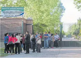  ??  ?? Protesta. Padres de alumnos del Próvolo piden asistencia para sus hijos.