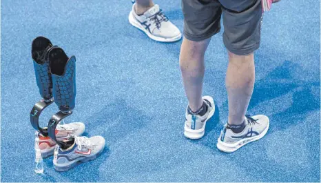  ?? FOTO: ENNIO LEANZA/DPA ?? Die Schuhe eines Athleten während des Schwimmtra­inings im Aquatics Centre Tokio. Die Paralympis­chen Spiele dauern bis zum 5. September.