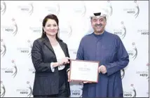  ?? ?? Waleed Al Khashti receives Zain’s awards from Faten Abu-Ghazaleh.