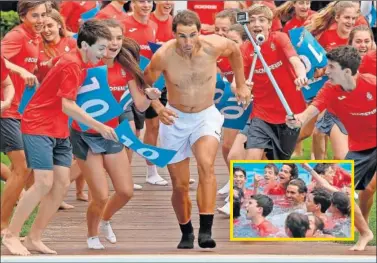  ??  ?? RÉCORD. Nadal se dio el tradiciona­l chapuzón en la piscina del club.