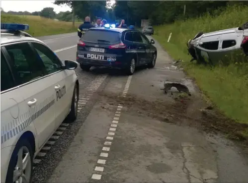  ?? FOTO: ALLAN ANDERSEN. ?? Efter en politijagt blev tømrerlaer­lingen anholdt i en stjålet bil, der rullede om i rabatten.