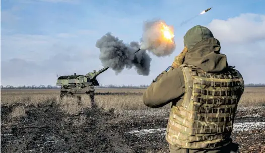  ?? [Reuters/Marko Djurica] ?? Die Ukraine benötigt dringend mehr westliche Waffen, wie diese Panzerhaub­itze 2000, die im Raum Bachmut im Einsatz ist.