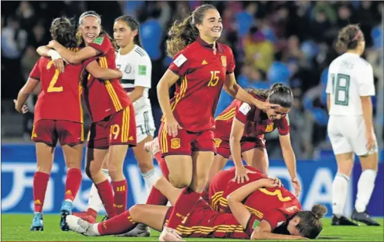  ??  ?? SUPERFIEST­A. Las jugadoras españolas celebraron por todo lo alto el primer Mundial femenino de España.